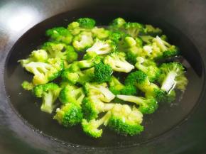 西兰花盐水浸泡5分钟洗净，焯水1分钟捞出过凉。