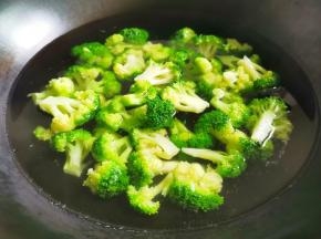 西兰花盐水浸泡5分钟洗净，焯水1分钟捞出过凉。