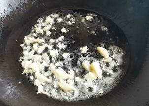 锅中爆香大蒜，