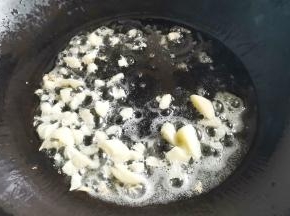锅中爆香大蒜，