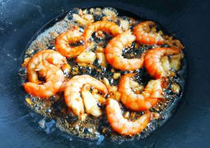 加入虾仁炒30秒，