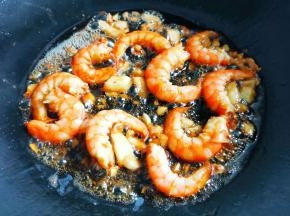 加入虾仁炒30秒，