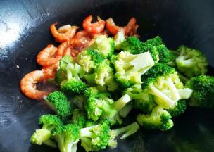 加入西兰花翻炒均匀，