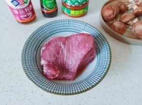 选择嫩一点的牛肉来跟香菇一起炒着吃。