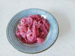 牛肉改刀切成薄片。