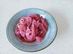 牛肉改刀切成薄片。