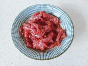 用筷子搅拌均匀腌制15分钟。