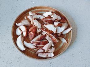 香菇清洗干净后切成片备用。