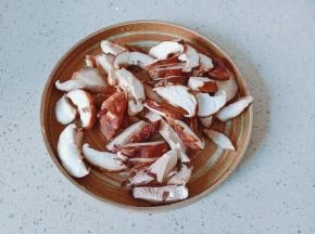 香菇清洗干净后切成片备用。