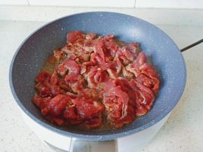 热锅热油下牛肉片翻炒。