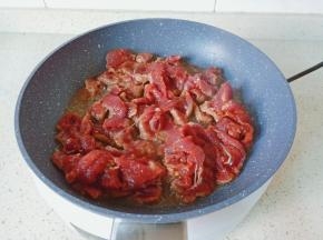热锅热油下牛肉片翻炒。