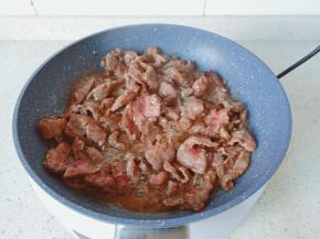 翻炒至肉片变色。