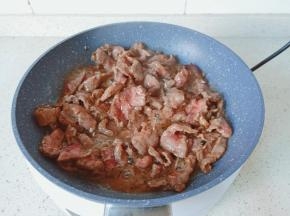 翻炒至肉片变色。