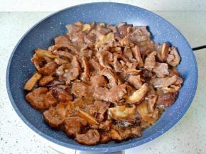 加一点盐快速翻炒均匀。