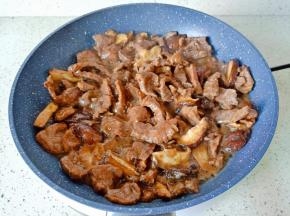 加一点盐快速翻炒均匀。