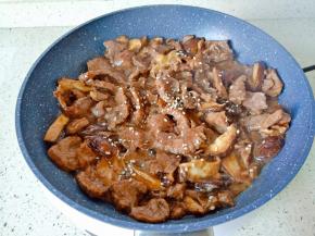 出锅前撒点白芝麻提香。