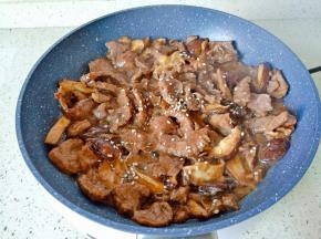 出锅前撒点白芝麻提香。