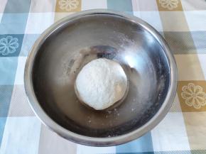 找一个大碗，加入面粉、油、盐和水，先用筷子搅拌成面絮，再用手揉合成一个光滑的面团，然后盖上保鲜膜或盖子静置一小时。