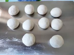 将醒好的面团平均分成若干个。因为我的炸锅容量不大，所以烧饼不能做太大，我分了10份。如果用烤箱，可以做大一点。