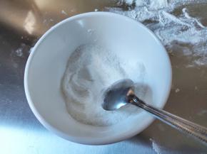 取一个小碗，将糖和淀粉搅拌均匀。粗砂糖容易最后擀破皮，最好用细砂糖。