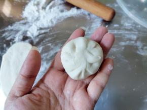 将边缘捏合起来，封口，尽量不要留有空气。空气炸锅提前200度预热5分钟，天冷则10分钟。