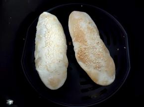 到时间后，取出炸篮，可以看到烧饼鼓起来了，将烧饼翻个面，再烤四五分钟就好了。