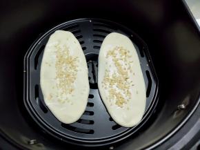 小心将饼胚揭起（因为面团很软，动作大了容易扯烂，我是用刮刀刮起的。），放入空气炸锅中，200度先烤七八分钟。