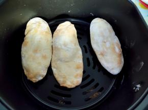 我后来是三个一起烤的，表面的白色是案板上粘的面粉，没有关系，可以拍掉。