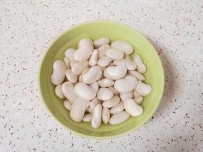 芸豆前一天晚上就用水泡上。