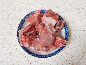 排骨清洗干净。