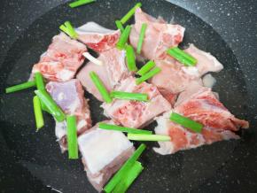 凉水入锅，加入料酒和1棵小葱焯水。