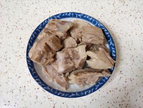 焯过水的排骨冲洗干净。