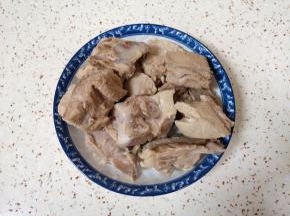 焯过水的排骨冲洗干净。