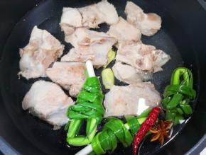 放入焯好的排骨。