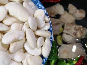 加入泡好的芸豆。