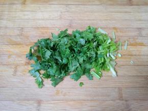 香菜洗干净切碎。