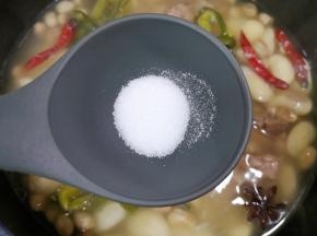 一个小时以后打开锅盖，放盐调味。