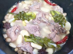 盖上锅盖继续中火炖20分钟，让排骨入味。