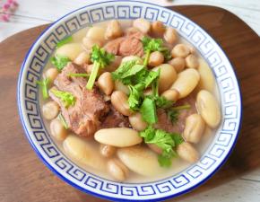 炖好的排骨汤盛出，撒上香菜。