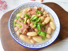 浓浓的排骨汤好好喝哦！