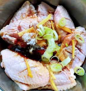 放入姜、葱、一品鲜酱油、蚝油、糖、料酒、黑胡椒粉