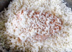 鸡翅两面均匀的裹上糯米