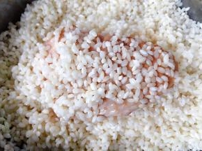 鸡翅两面均匀的裹上糯米