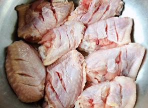 新鲜的鸡翅洗净沥干水份两面切斜刀不要切断哦