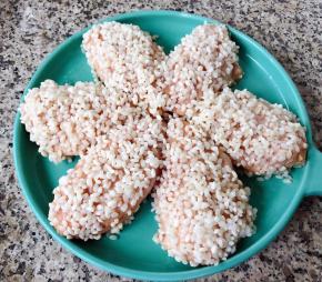 裹好糯米的鸡翅依次摆入盘中