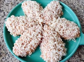 裹好糯米的鸡翅依次摆入盘中