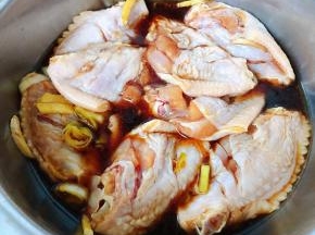 调味料拌匀盖上保鲜膜放入冰箱冷藏六个小时煨制入味