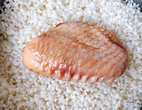 鸡翅放入糯米上面