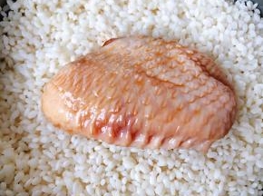 鸡翅放入糯米上面