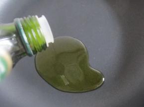 4.锅里加入橄榄油